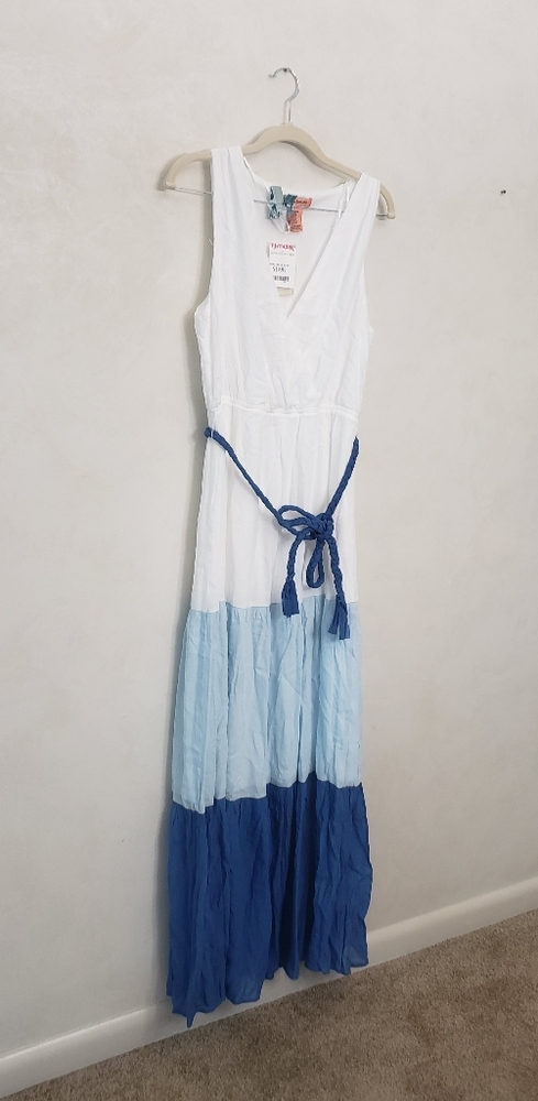 NWT flowy maxi dress with cool belt